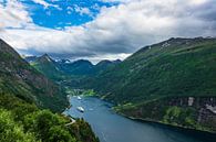 Blick auf den Geirangerfjord in Norwegen van Rico Ködder thumbnail