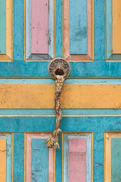 Tibetan door with bright colours in the Himalayas by Photolovers reisfotografie