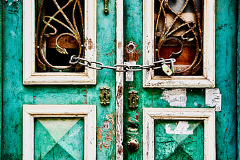 Een turquoise oude deur in Lissabon, Portugal