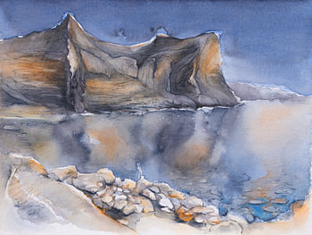 Spiegelung der steilen Felsen im Mittelmeer