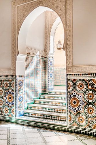 Met mozaïek versierde muren en trappen in Marokkaans mausoleum