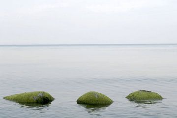 Trois pierres dans la mer - Repos côtier minimaliste sur Alexander Baumann