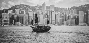 Junk boat in Victoria Harbour, Hong Kong von Patrick Verheij