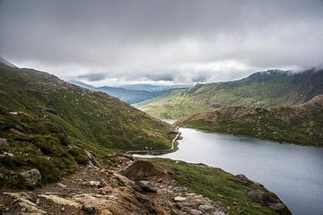 Vue du lac vert à Snowdonia, au Pays de Galles - tirage photo sur Manja Herrebrugh - Outdoor by Manja