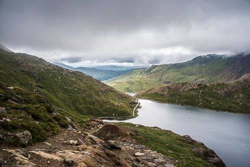 Groen uitzicht op een meer in Snowdonia in Wales fotoprint