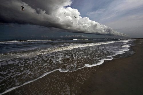 Wolkenstraat boven Noordzeestrand van Schiermonnikoog fotografie