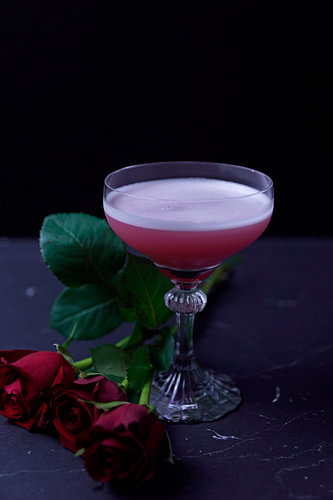 Gin ontmoet framboos en eiwit. Heerlijke en fruitige cocktails geserveerd in een glas