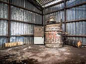 Maschine in verlassener Fabrikhalle, Belgien von Art By Dominic Miniaturansicht