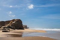 Hemelsblauwe lucht boven de Atlantische Oceaankust van Lagune de Obidos, Portugal.
