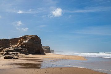 Hemelsblauwe lucht boven de Atlantische Oceaankust van Lagune de Obidos, Portugal. van Marjolein Zijlstra