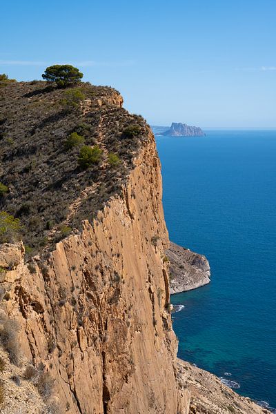 Paroi rocheuse de la Sierra Helada au bord de la Méditerranée par Adriana Mueller