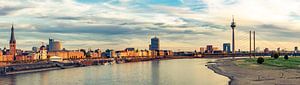 Panorama Rheinufer Promenade und Altstadt in Düsseldorf am Rhein Deutschland