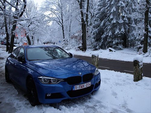 BMW in Sneeuw