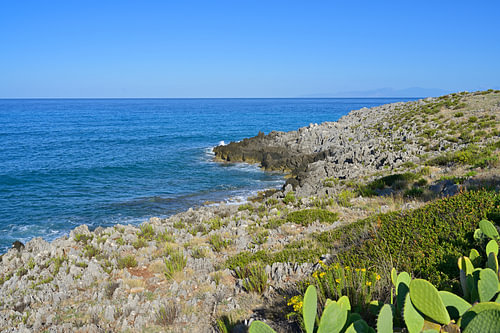 Côte méditerranéenne rocheuse, avec une mer et un ciel d'un bleu limpide