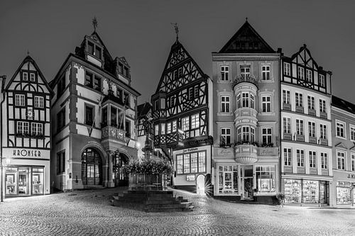 Vakwerkhuizen in Bernkastel Kues aan de Moezel in zwart-wit