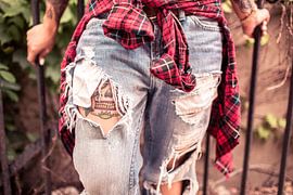 Frau mit Tätowierung kommt die Treppe herauf von Atelier Liesjes