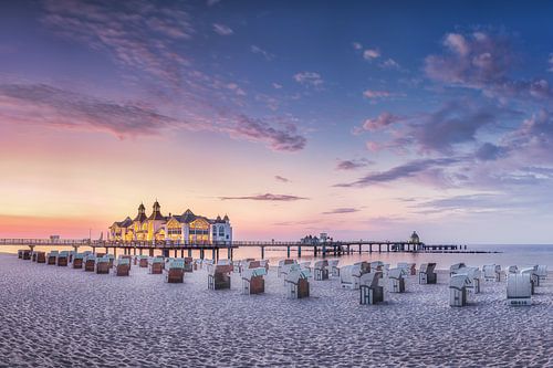 Strand van Sellin op het eiland Rügen met pier bij zonsondergang