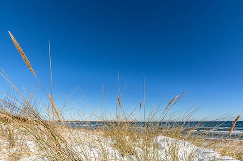 Des dunes dans la neige, une plage à Juliusruh sur l'île de Rügen sur GH Foto & Artdesign