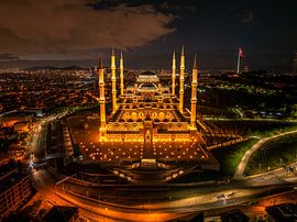Illuminated mosque in Istanbul at night by Ewold Kooistra