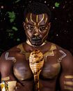 Man met Afrikaanse bodypaint van tribale tekeningen van Atelier Liesjes thumbnail