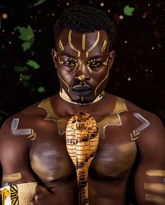 Mann mit afrikanischer Körperbemalung von Stammeszeichnungen von Atelier Liesjes