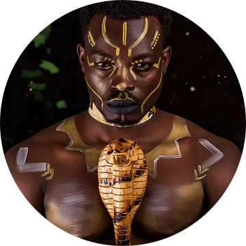 Man met Afrikaanse bodypaint van tribale tekeningen van Atelier Liesjes