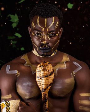Man met Afrikaanse bodypaint van tribale tekeningen