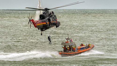 KNRM Reddingboot &quot;Uly&quot; en Belgische Sea King helicopter