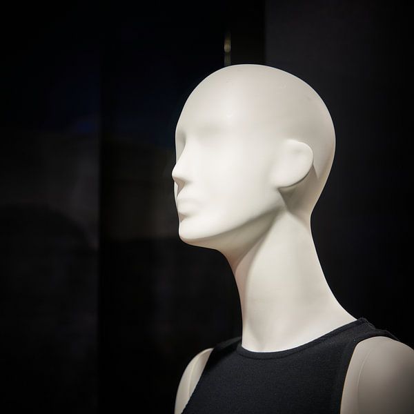 Tête de mannequin féminin dans une vitrine de magasin par Heiko Kueverling