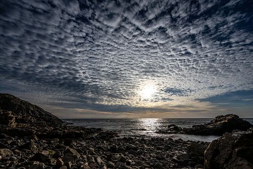 Rustige Kust onder Bewegende Wolken