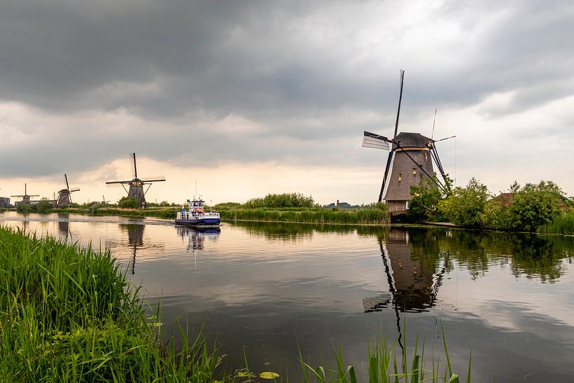 paysage avec de l'eau et des moulins à vent par Ronenvief