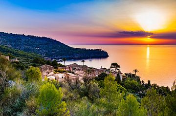 Idyllisches altes mediterranes Dorf mit Sonnenuntergangshimmel auf Mallorca, Spanien Mittelmeer von Alex Winter