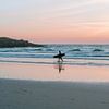 Surfeur au coucher du soleil | Côte atlantique Bretagne France | Tirage photo mer photographie de voyage sur HelloHappylife