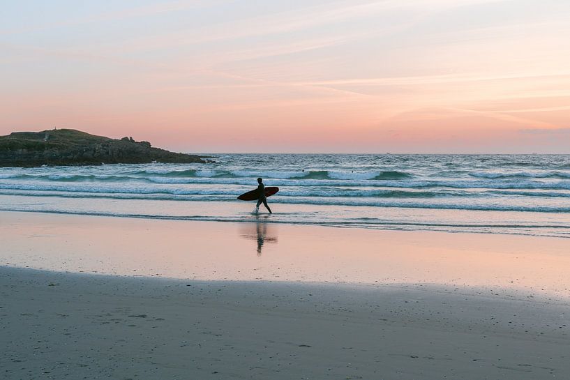 Surfer bei Sonnenuntergang | Atlantikküste Bretagne Frankreich | Fotodruck Meer Reisefotografie von HelloHappylife