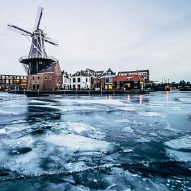 Bevroren meer aan de voet van de molen van Brian Sweet