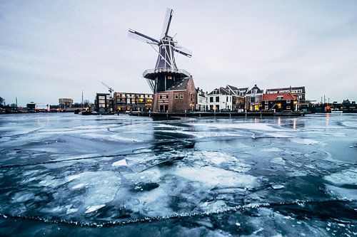 Bevroren meer aan de voet van de molen