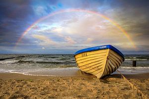 Regenboog aan het strand van de Oostzee van Frank Heldt