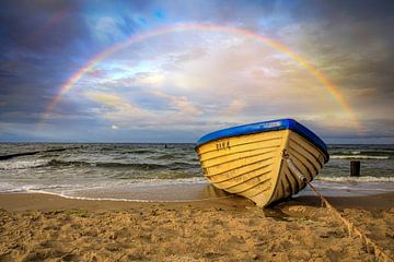 Regenboog aan het strand van de Oostzee van Frank Heldt