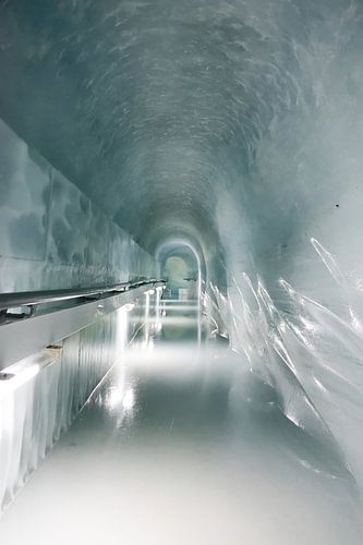 Lange tunnels van ijs