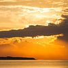 Zonsondergang op zee met zeilboot van Niels Eric Fotografie