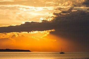 voile le coucher de soleil à la mer sur Niels Eric Fotografie