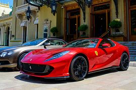 Sportwagen Ferrari 812 GTS vor dem Casino von Monaco von Sjoerd van der Wal Fotografie