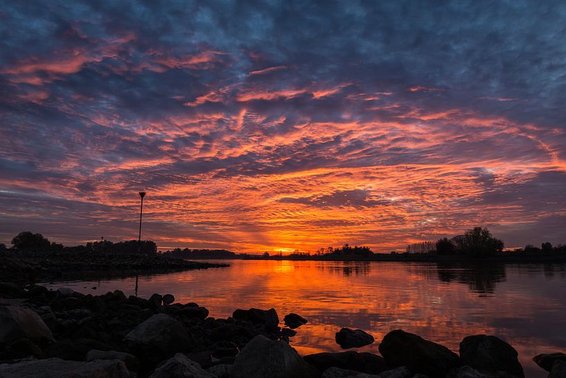 Zonsondergang IJssel Wijhe van Edwin Mooijaart