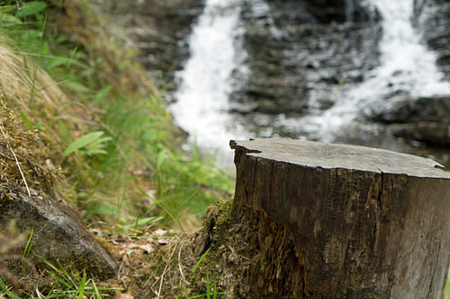 De Plodda waterval is een waterval 5 km ten zuidwesten van het dorp Tomich