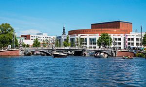 Blauw Brug over de Amstel met Stopera Amsterdam