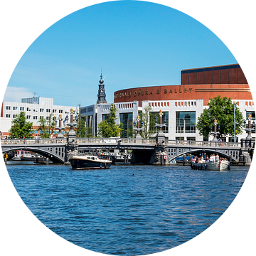 Blauw Brug over de Amstel met Stopera Amsterdam van Anouschka Hendriks