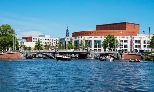 Blaue Brücke über die Amstel mit Stopera Amsterdam