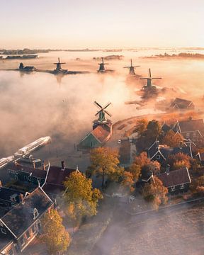 Windmühlen der Zaanse Schans im Morgennebel von Ewold Kooistra