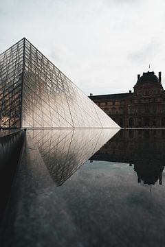 Reflectie van Louvre van Studio Nieuwland