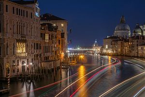 Sehr viel Verkehr nachts auf dem Canal Grande in Venedig